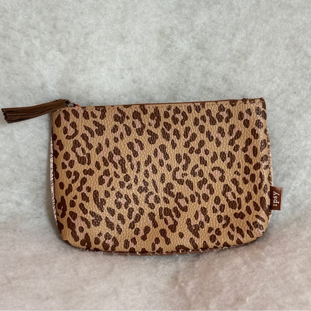 Ipsy Cheetah Tan & Brown Cosmetic/MakeUp Zipper Pouch‎ with Tassel
